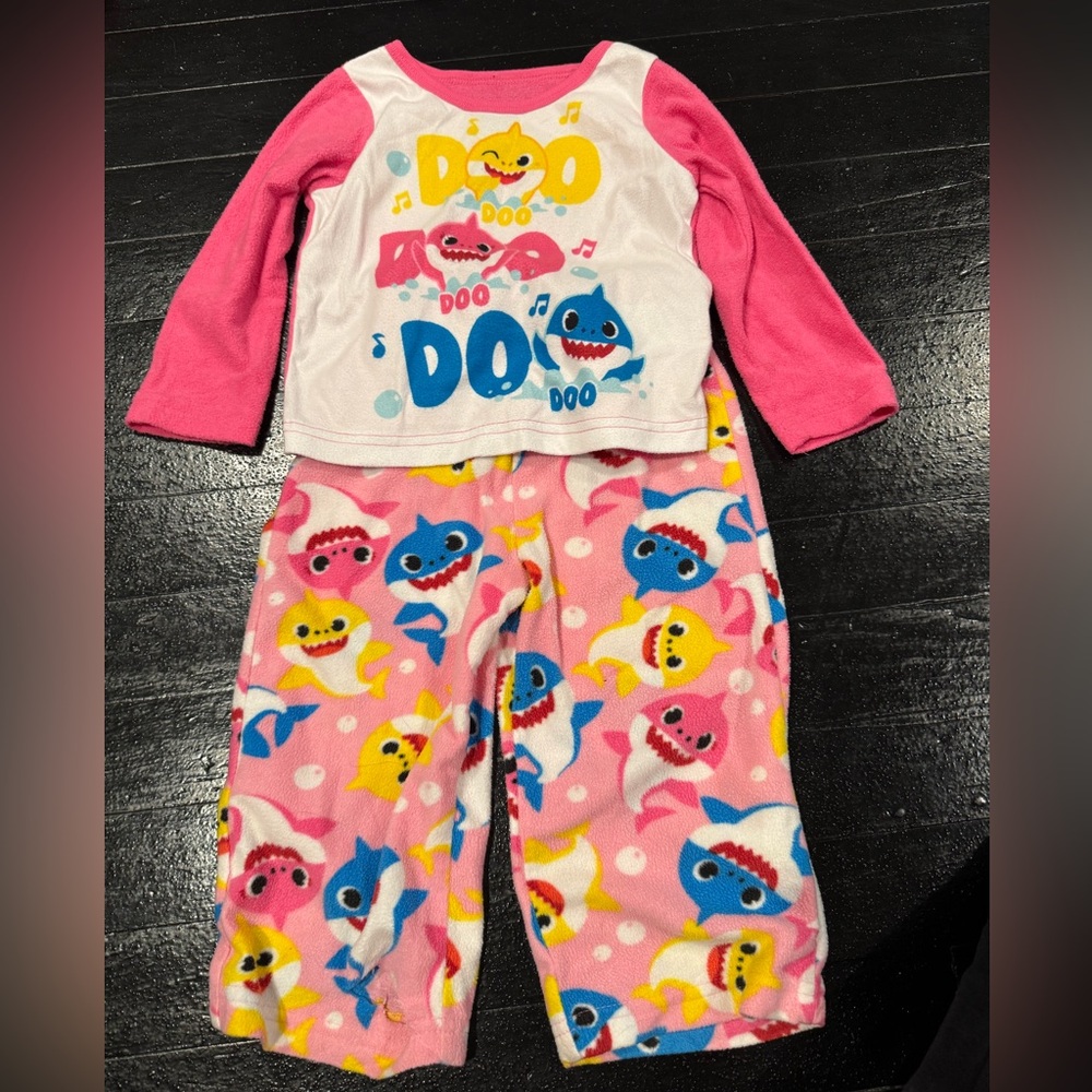 Baby Shark girl fleece 2 piece pajamas. 24 Month used